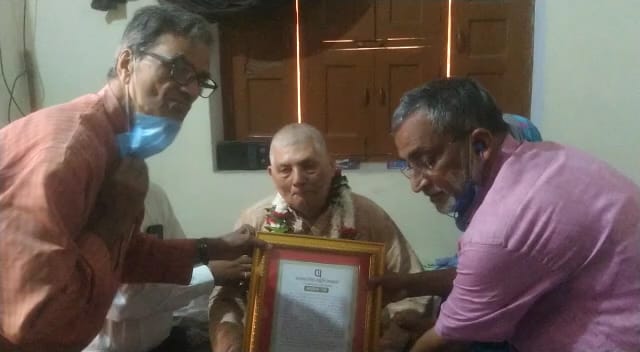 वृद्ध लेखक व समालोचक डा.पी.एन.सिंह को सम्मानित कर सम्मानित हुआ”बच्चन सिंह स्मृति न्यास”