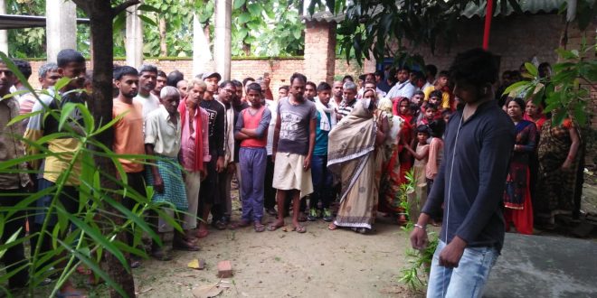 मन्दिर परिसर में पेड़ से लटकता मिला युवक का शव