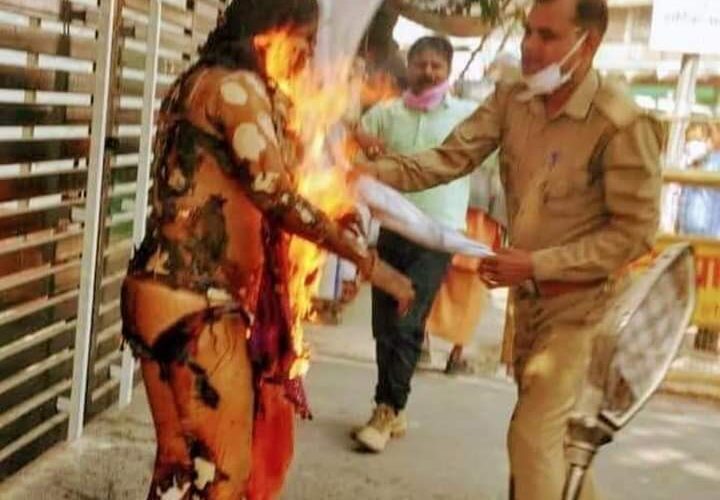 आत्मदाह ! विधानसभा के सामने महिला बनी आग का गोला , हालत गंभीर