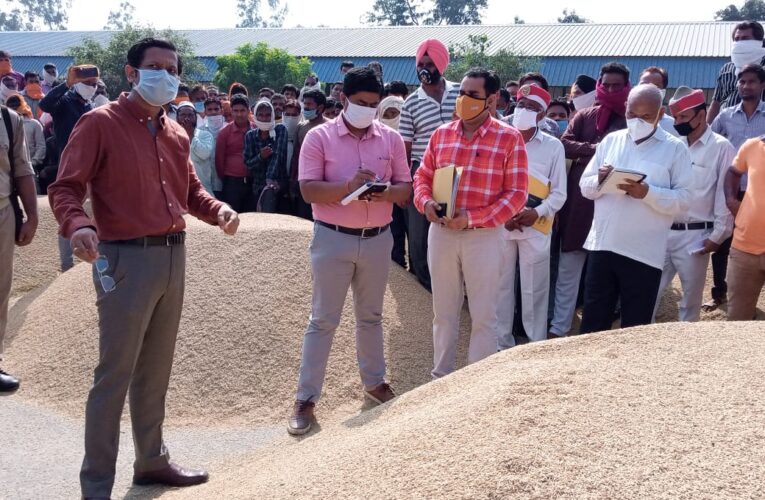 धान क्रय केंद्र पर धमके जिलाधिकारी, कसी अधिकारियों की नकेल