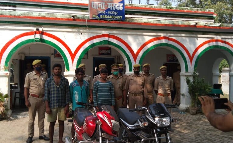 चोरी की दो बाइक संग तीन धराये