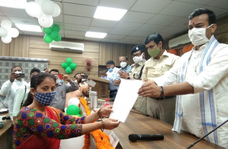 नियुक्ति पत्र पाकर खिले नवनियुक्त सहायक अध्यापकों के चेहरे