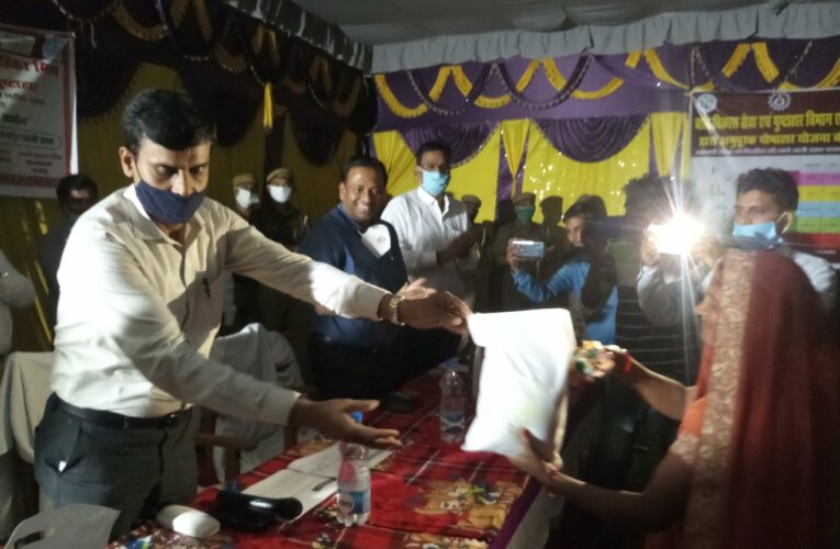 जिलाधिकारी ने किया पुष्टाहार शुष्क राशन का वितरण