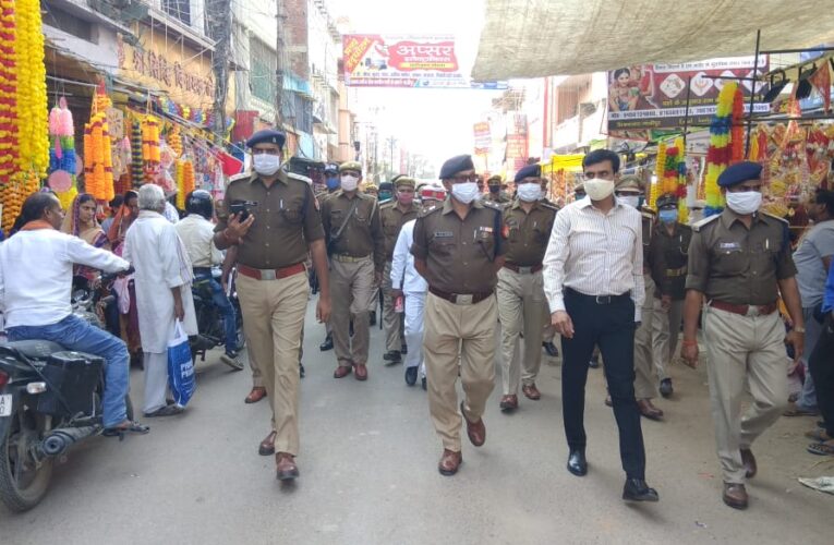 डीएम – एसपी ने पैदल भ्रमण कर लोगों को किया जागरूक