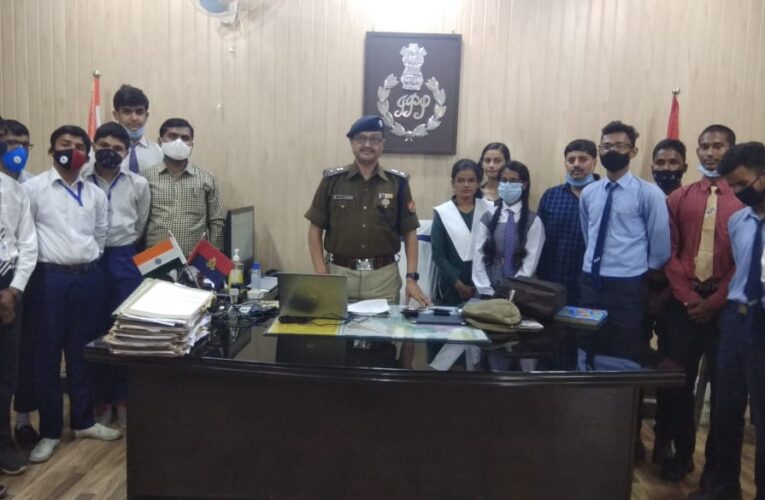 पुलिस कप्तान ने छात्र छात्राओं से किया संवाद