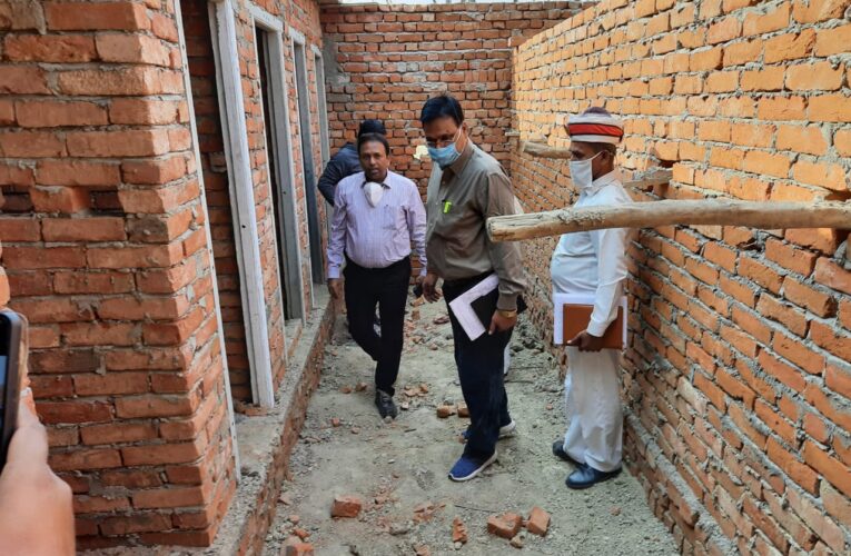 निर्मित हो रहे पंचायत भवन व सामुदायिक शौचालय का सीडीओ ने किया स्थलीय निरीक्षण,कसे सम्बन्धित अधिकारियों के पेंच