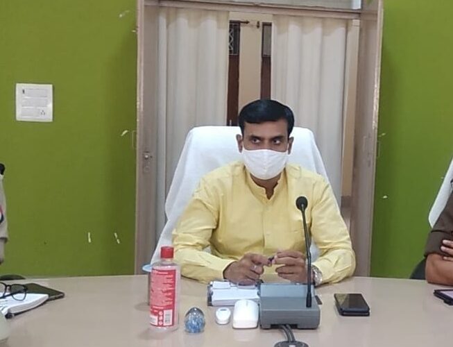 बैठक में अनुपस्थित एआरएम सहित कई अधिकारियों के कटे वेतन