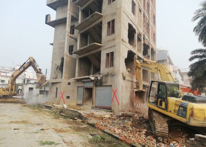 अवैध निर्माण पर फिर चला बुलडोजर