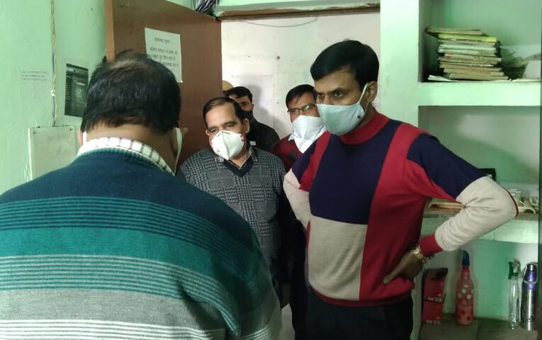 जिलाधिकारी ने अधिकारियों की ली क्लास, दिये सख्त निर्देश