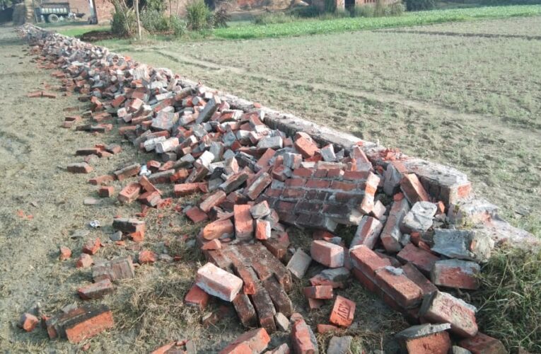 दबंगों ने गिरायी पटीदार के मकान की चारदीवारी,चलाये ईंट पत्थर