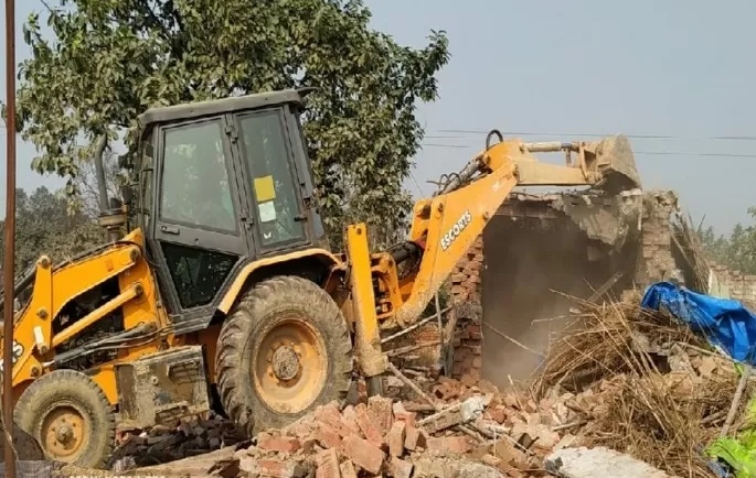 गरजा बुल्डोजर ! खलिहान की भूमि पर बना अवैध मकान हुआ ध्वस्त