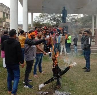 सुखवीर एग्रो एनर्जी लि. से निकलने वाले धुयें व राख से क्षुव्ध क्षत्रिय महासभा युवा ने किया पुतला दहन