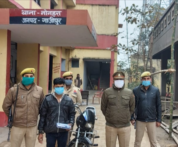 चोरी की बाइक के साथ धोखेबाज ठग गिरफ्तार