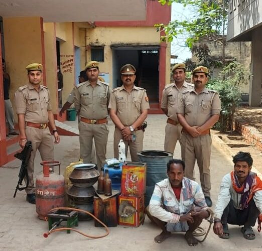 पचास लीटर अवैध देशी शराब संग दो अभियुक्त गिरफ्तार