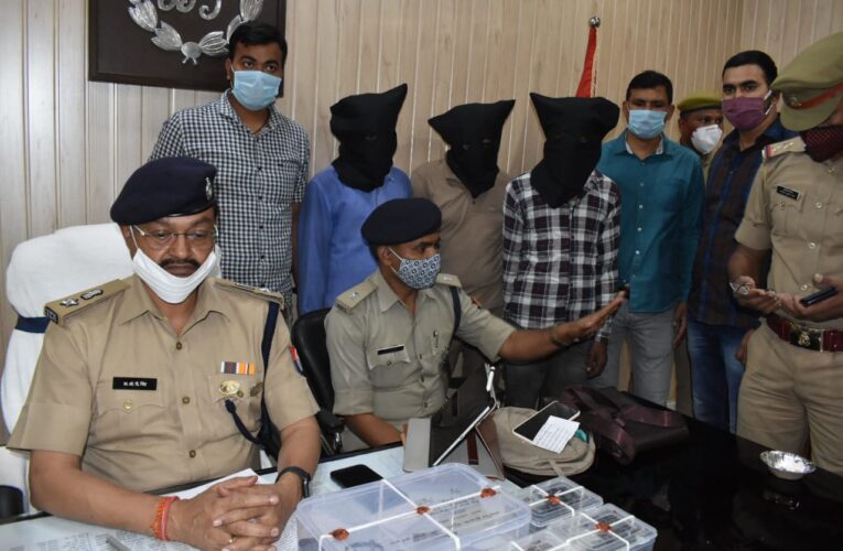 एक लाख अठारह हजार चार सौ रूपये व अवैध असलहे संग तीन अभियुक्त गिरफ्तार