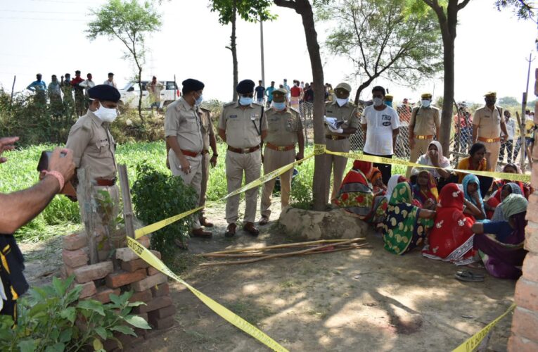 खेत में सो रहे वृद्ध व्यक्ति की धारदार हथियार से हत्या