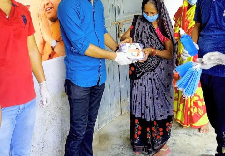 डॉ कुमार विश्वास ने उपलव्ध कराया कोविड किट