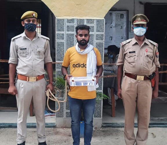 वांछित अभियुक्त अवैध तमंचा संग गिरफ्तार