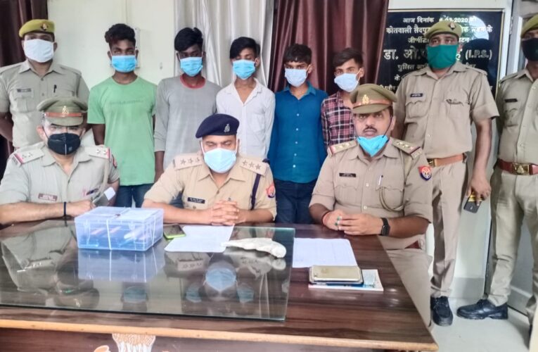 अवैध असलहा, तेरह मोबाइल तथा तीन बाइक संग पांच धराये