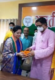 उठा पटक! सपना सिंह ने ली भाजपा की सदस्यता, जिला पंचायत अध्यक्ष की बनीं उम्मीदवार