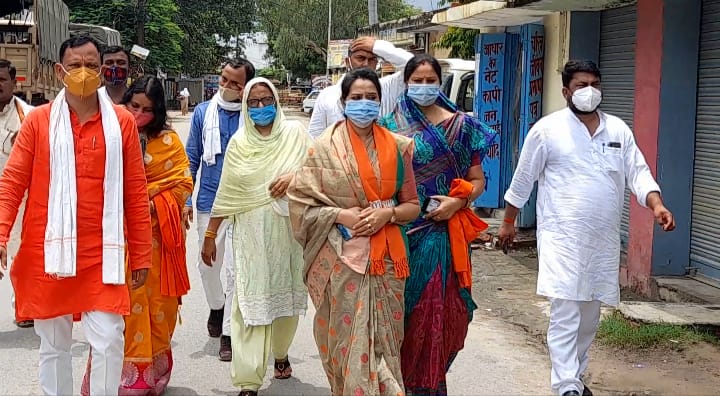 भाजपा प्रत्याशी सपना सिंह ने किया नामांकन