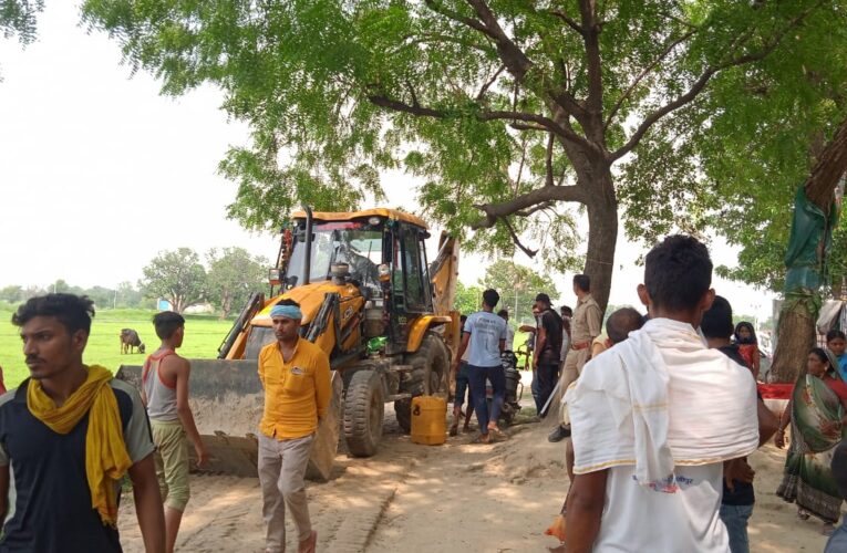 अवैध कब्जा – कब्रिस्तान की जमीन से प्रशासन ने हटाया अतिक्रमण