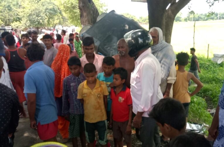 बाइक सवार को बचाने में पेड़ से टकरायी टैम्पो,दो साइकिल सवार जख्मी