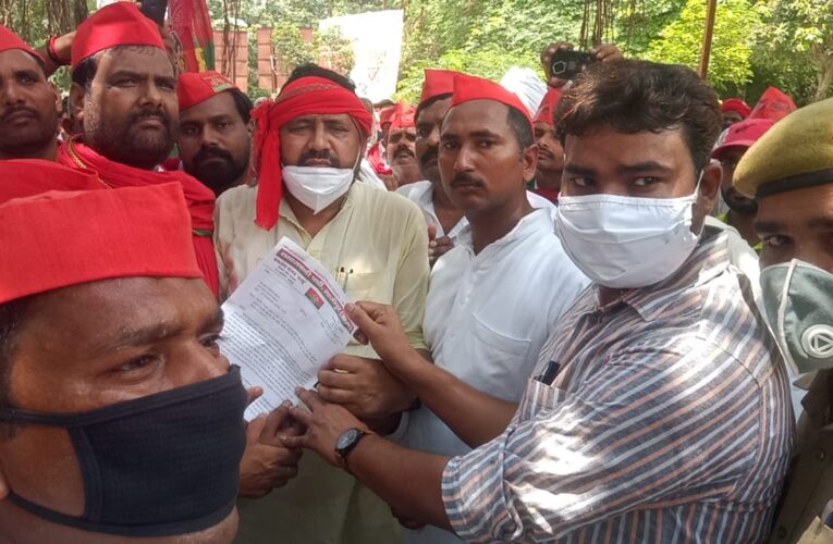 महंगाई पर बरसे समाजवादी नेता, धरना प्रदर्शन के बाद राज्यपाल के नाम सौंपा ज्ञापन सौंपा