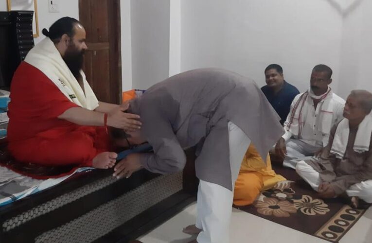 चातुर्मास महायज्ञ – सावन के पहले सोमवार को बृजेन्द्र राय ने महाराज को अंगवस्त्रम प्रदान कर  किया सम्मानित