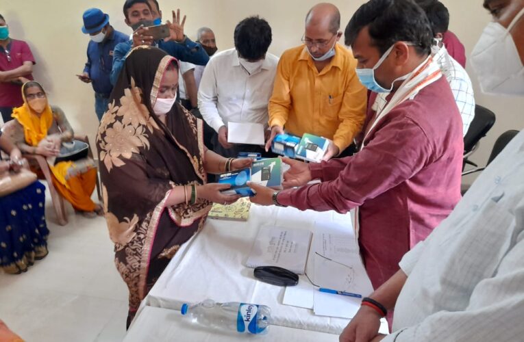 मंत्री आनंद स्वरूप शुक्ला ने बीसी सखियों को  वितरित किया बैंकिंग डिवाइस