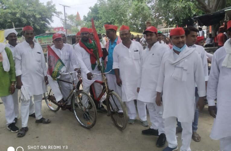सपा जनों ने साइकिल यात्रा निकाल कर केन्द्र व प्रदेश सरकार पर बोला हल्ला
