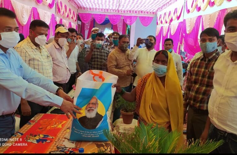 अन्न महोत्सव – बैग के साथ निशुल्क राशन पाकर खिले लाभार्थियों के चेहरे