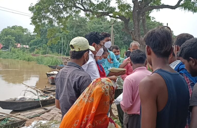 बाढ़ ! स्वास्थ्य टीम ने शेरपुर गांव में वितरित किया दवा