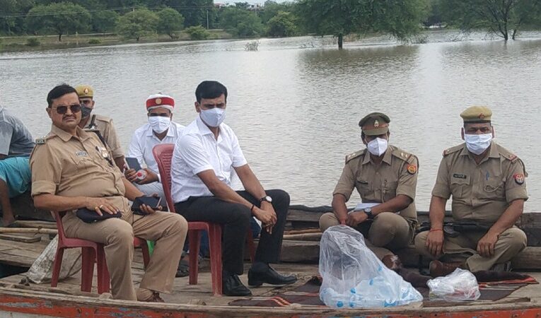 डीएम, एसपी ने बाढ़ प्रभावित क्षेत्रों का किया दौरा, मातहदों को दिये आवश्यक निर्देश