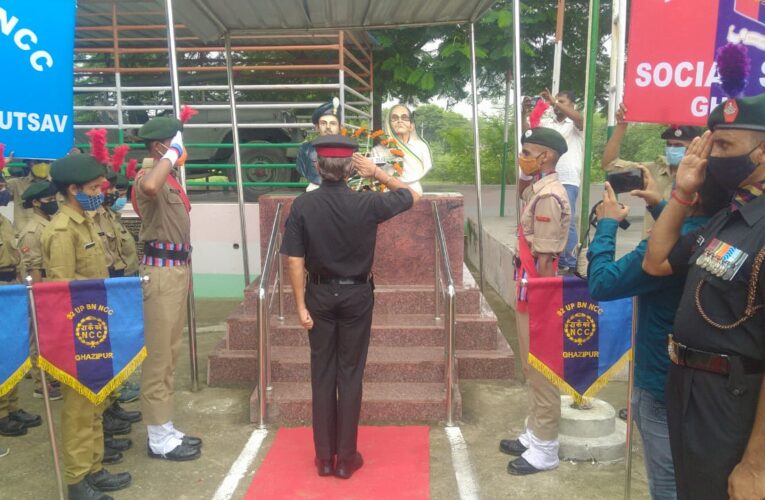 आजादी के अमृत महोत्सव पर एनसीसी कैडेट्स ने की शहीद प्रतिमा की साफ सफाई