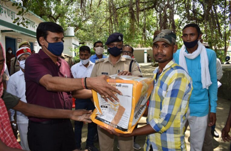डीएम, एसपी ने बाढ़पीड़ितों को बांटा खाद्यान्न