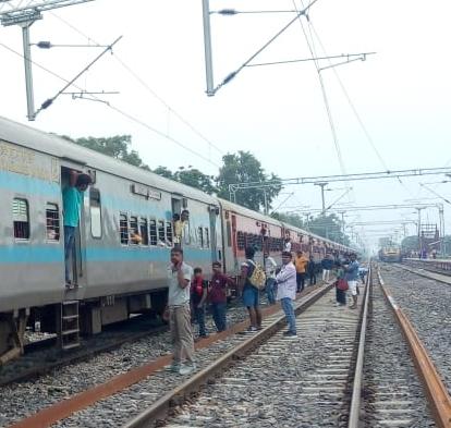 ट्रेन के इंजन में आयी तकनीकी खराबी से डेढ़ घंटे रुकी रही दादर एक्सप्रेस