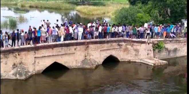 नहाने के लिए पूल से नदी में कूदा युवक,नदी में डूबा