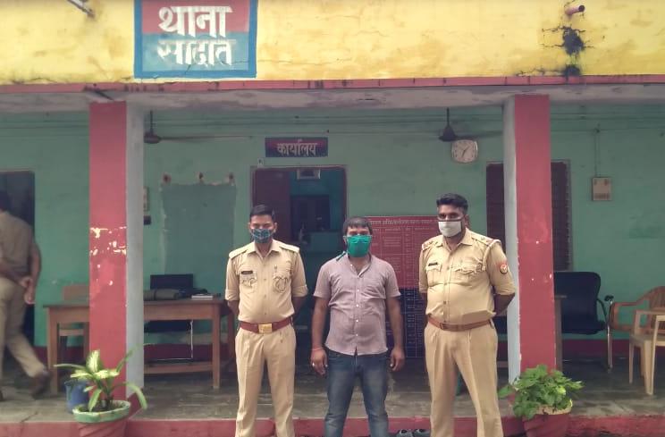 जिला बदर अभियुक्त चढ़ा पुलिस के हत्थे