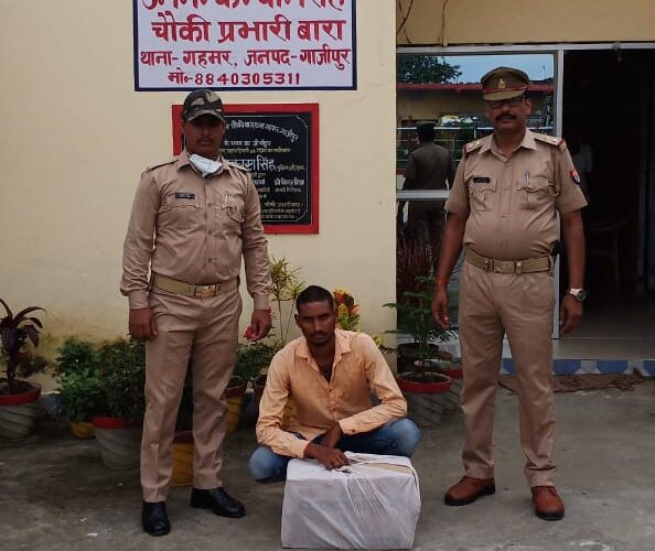 90 शीशी देशी शराब के साथ शराब तस्कर  गिरफ्तार