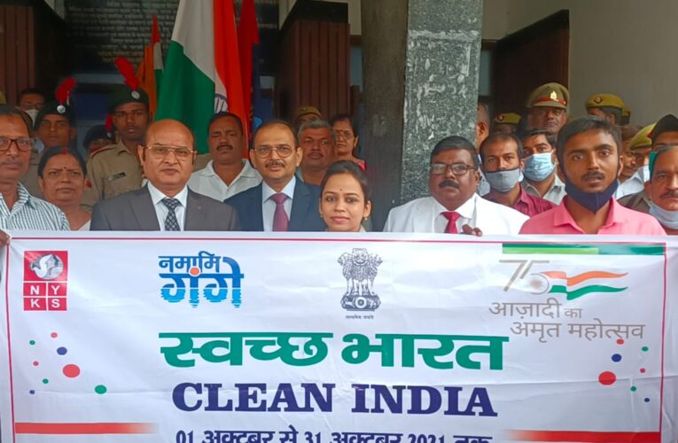 गांधी जयन्ती पर जनपद न्यायाधीश ने झंडी दिखाकर फ्लागिग रन का किया शुभारंभ