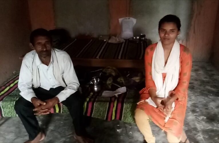 बरसात में ढहा गरीब का घर, बौखलाये लेखपाल ने ग्राम प्रधान को लताड़ा