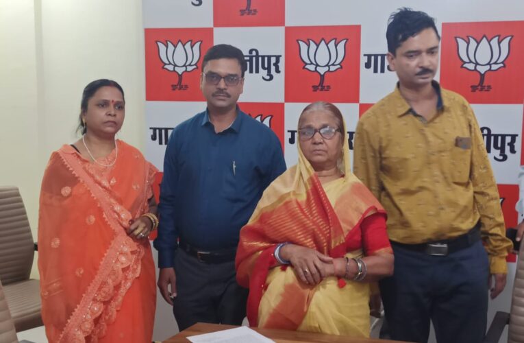 दिवंगत भाजपा नेता की पत्नी ने सपा द्वारा पति के नाम के दुरुपयोग पर की कार्रवाई की मांग