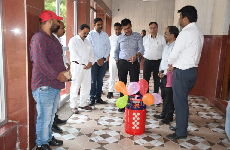 जिलाधिकारी को मिला कंपोजिट एलपीजी सिलिंडर का कनेक्शन