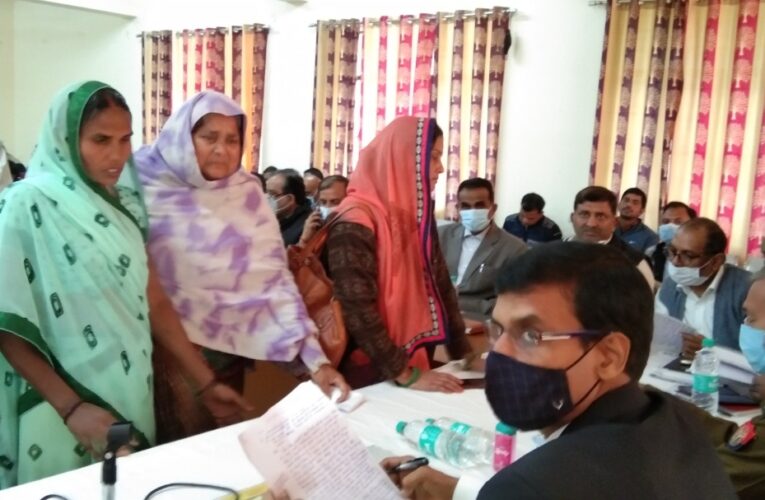 समाधान दिवस में प्राप्त 676 आवेदन पत्रों में से  30 शिकायती पत्रों का हुआ निस्तारण