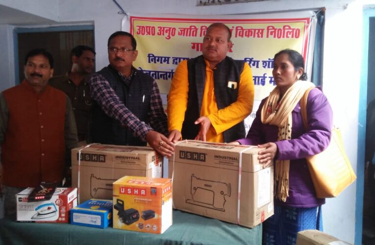 सिलाई मशीन पाकर खिले लाभार्थियों के चेहरे