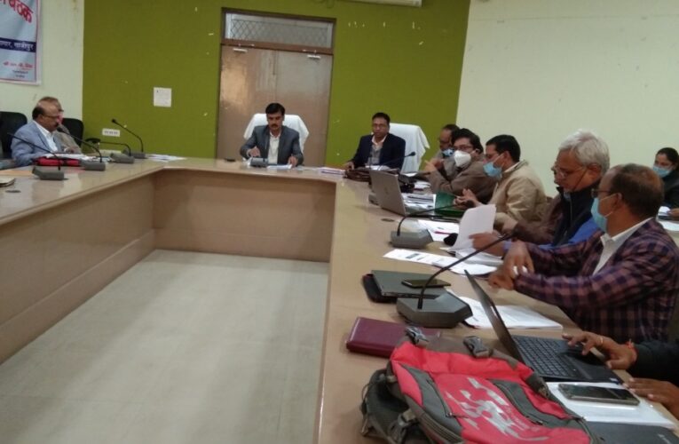 जिला स्वास्थ्य समिति की बैठक में जिलाधिकारी ने कसे विभागीय अधिकारियों के पेंच