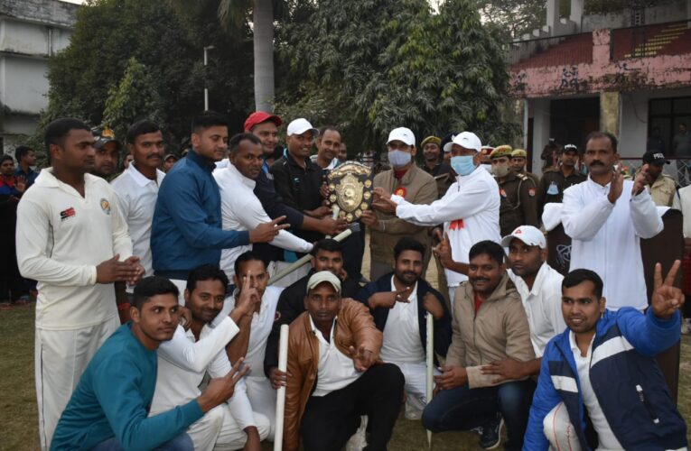 अन्तर जनपदीय क्रिकेट प्रतियोगिता में मैन ऑफ द सीरीज का खिताब क्षेत्राधिकारी भुड़कुड़ा के नाम