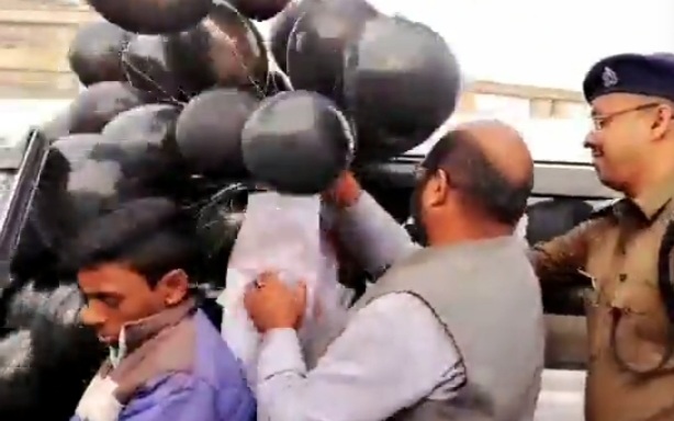 केंद्रीय गृह राज्य मंत्री अजय मिश्रा उर्फ टेनी की बर्खास्तगी की मांग को लेकर कांग्रेस ने उड़ाये काले गुब्बारे