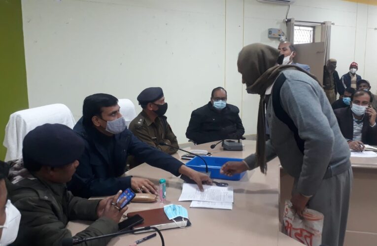 सम्पूर्ण समाधान दिवस पर डीएम ने कसे अधिकारियों की पेंच